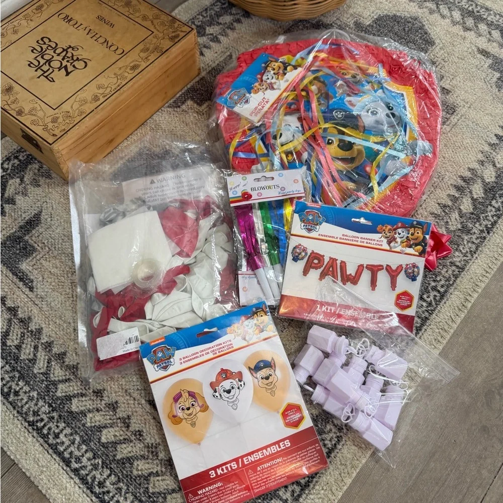 New Paw Patrol Party Supplies Piñata, Balloon Garland Banner Bubbles Blowouts